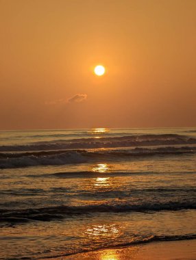 Günbatımı Acapulco Sahili, bulutlarla dolu.