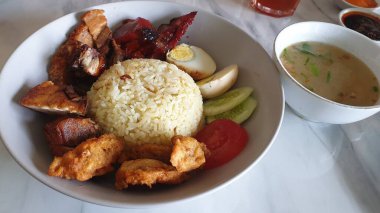 Çin hainam domuz pirinci ve çorba.