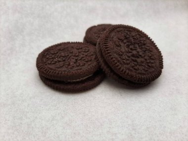 Süt kremalı çikolatalı kurabiyeler.