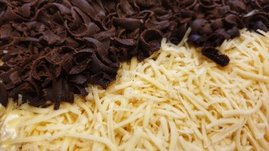 Çikolata parçacıklı nefis bir pasta fotoğrafı.