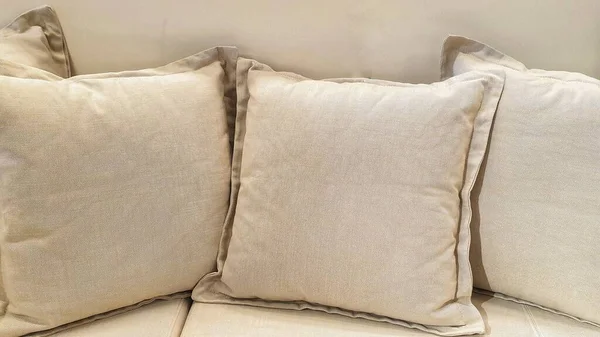 Sofa Nyaman Pada Latar Belakang Putih Dengan Bantal — Stok Foto