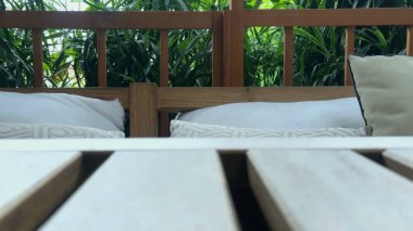 Kafe arka planında boş bulanık tahta masa