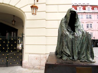 Prag sokaklarında oturan güzel bir adamın heykeli..