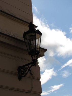 Prag sokaklarında modern ve eski fenerler.