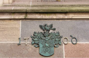 Prag sokaklarında güzel binalar.