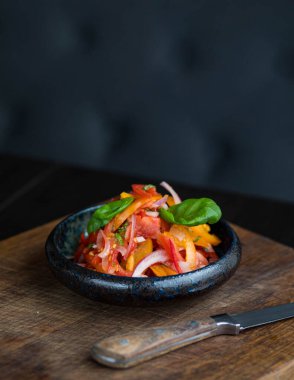 Domates soslu ve fesleğenli İtalyan pizzası.