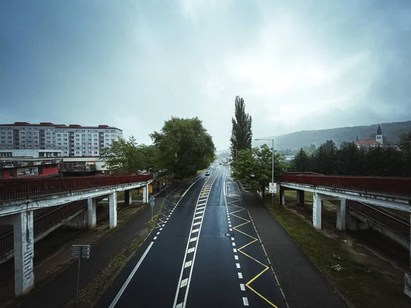 Şehirdeki yol üzerindeki köprü.