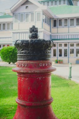 İngiliz Yerlilerinden kalma antik posta kutusu - Kraliyet Posta Kutusu