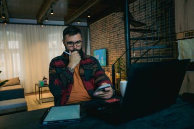 Freelancer yeni projesine odaklanmıştı, sorunu için bir çözüm bulmaya çalışıyordu. Elektronik üzerinde çalışıyordu.