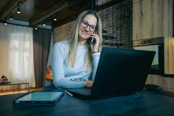 Χαμογελώντας Νεαρή Γυναίκα Επιχειρηματίας Κάθεται Ένα Γραφείο Στο Γραφείο Του — Φωτογραφία Αρχείου