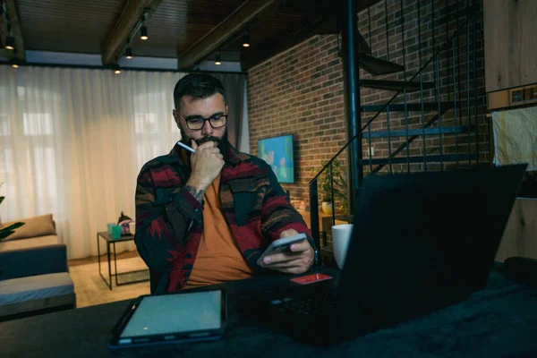 Freelancer yeni projesine odaklanmıştı, sorunu için bir çözüm bulmaya çalışıyordu. Elektronik üzerinde çalışıyordu.