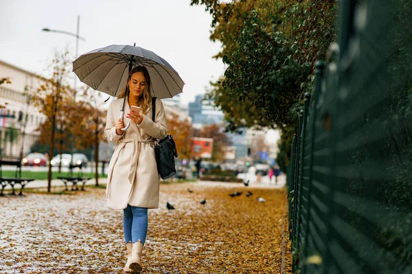 Glad Kaukasiska Kvinna Med Ett Paraply Regnig Dag Går Ner — Stockfoto