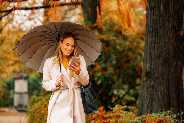 Ung Leende Kvinna Med Vitt Paraply Regnig Höstdag Tittar Sin — Stockfoto