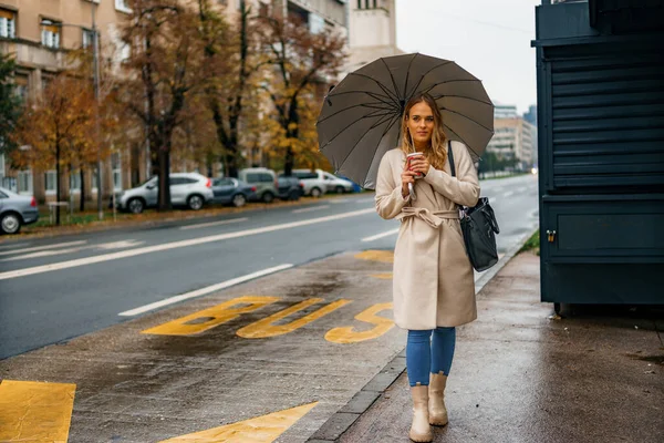 Molnig Dag Regnigt Väder Hösten Kvinna Håller Sin Varma Kaffekopp — Stockfoto