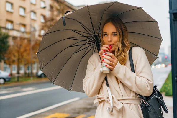 Molnig Dag Regnigt Väder Hösten Kvinna Håller Sin Varma Kaffekopp — Stockfoto