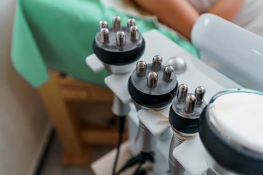 Yüz ve vücut masajı için spa ekipmanının yakın çekimi