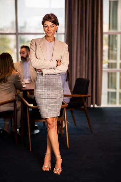 Diğer ekip üyelerinin önünde genç bayan çalışanın portresi.