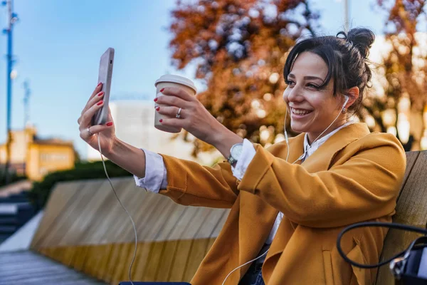 Glad Ung Kvinna Som Ler Och Tar Selfie Kvinnan Sitter — Stockfoto
