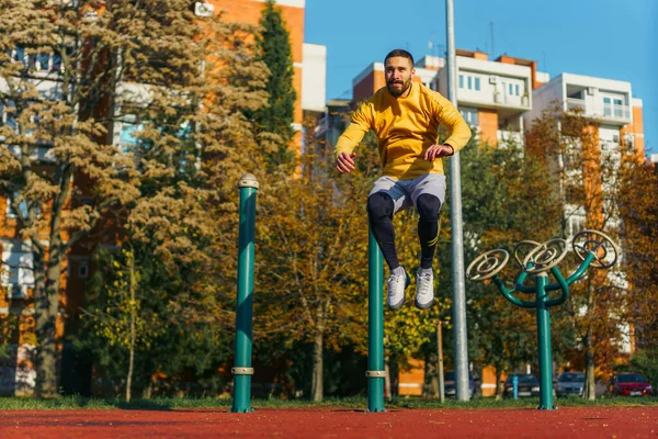 Spor salonuna atlayan bir adam spor yapmadan önce kardiyo ısınması yapıyor.