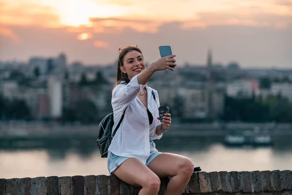 Potret Gadis Cantik Turis Duduk Pagar Bata Benteng Tua Dia — Stok Foto