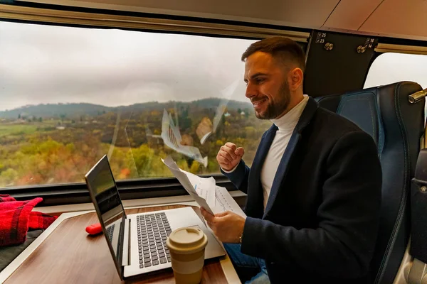 Επιβάτης Στο Τρένο Δουλεύει Αποστάσεως Στο Λάπτοπ Του Έχει Συνάντηση — Φωτογραφία Αρχείου