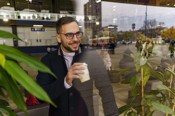 Πορτρέτο Ενός Ελκυστικού Άνδρα Που Φοράει Γυαλιά Και Πίνει Καφέ — Φωτογραφία Αρχείου