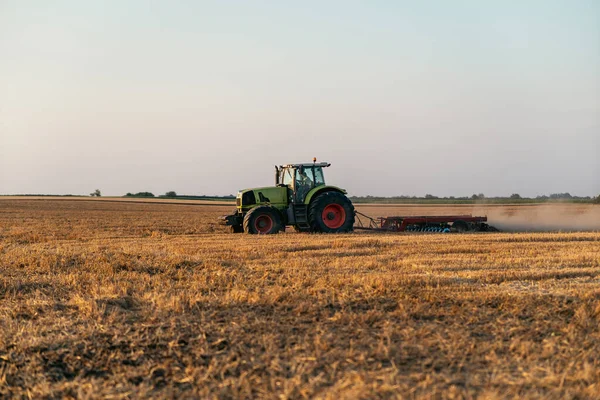 hasat sonrası tarlayı traktör.