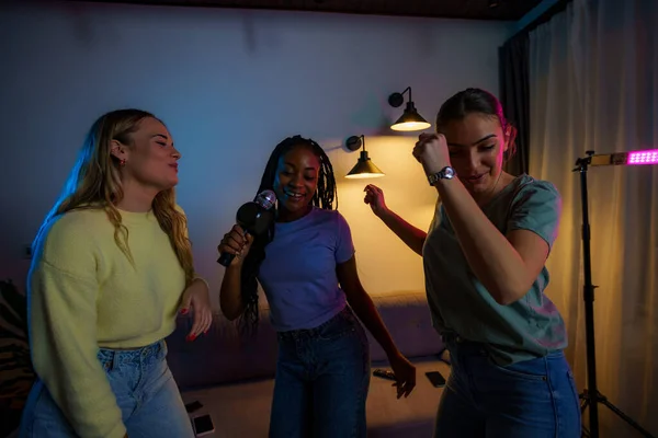 Bir grup mutlu arkadaş dairedeki kızlar gecesi partisinde karaoke yapıyor, şarkı söylüyor ve dans ediyor..