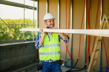 Erkekler, metal profili olan inşaat işçileri..