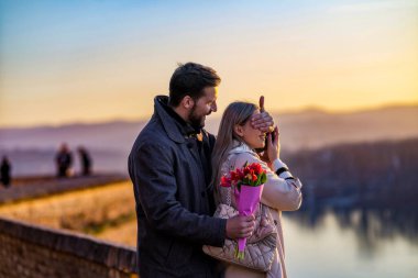 Üç kişilik mutlu bir aile yürüyor ve güzel bir kış gününün tadını çıkarıyor..