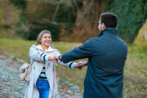 Üç kişilik mutlu bir aile yürüyor ve güzel bir kış gününün tadını çıkarıyor..