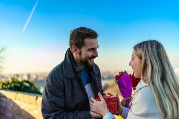 Üç kişilik mutlu bir aile yürüyor ve güzel bir kış gününün tadını çıkarıyor..