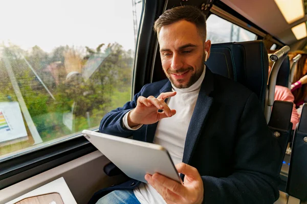 Proje yöneticisi, trenle işe gidip gelirken video üzerinden öncü bir projenin sonuçlarını ve verilerini inceliyor