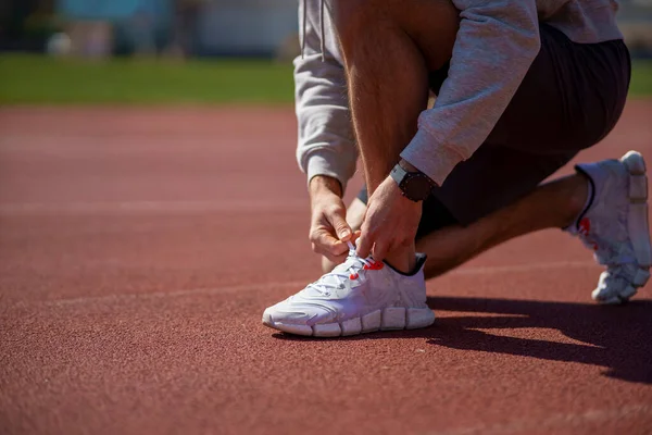 Runner Pria Mengikat Tali Sepatu Stadion Latihan Silang Latihan Olahraga — Stok Foto