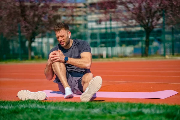 Seorang Olahragawan Mengalami Rasa Sakit Kaki Setelah Latihan — Stok Foto