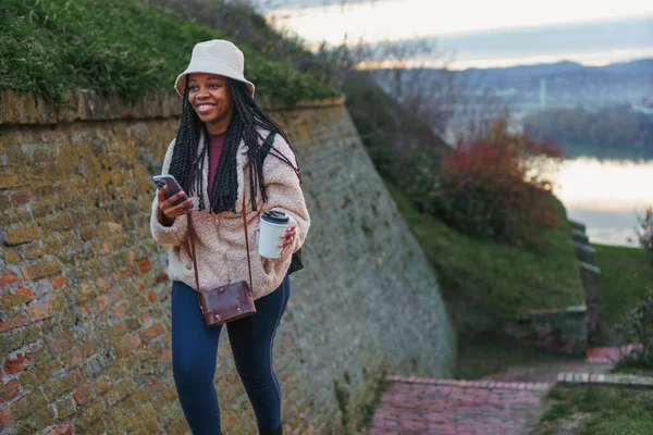 Genç siyahi bir öğrenci, kış tatilinde eski Avrupa şehrini keşfediyor. Kamerası, telefonu ve kahvesiyle merdivenlerden yukarı çıkıyor.