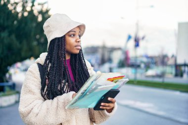 Genç Afrikalı Amerikalı öğrenci yeni bir şehri keşfe çıktı. Haritasını ve turist rehberini kullanarak turistik yerleri keşfetmeye çalışıyor.