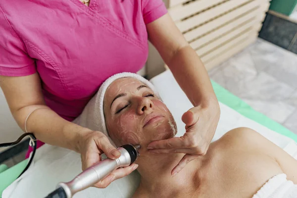 Kozmetik Güzellik Kliniği 'nde kadın yüz hidro soyma tedavisi görüyor..