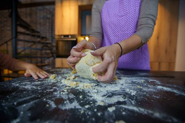 Makarna, pizza, ekmek ya da glütensiz un ve kurabiye için hamur yoğuran eller.