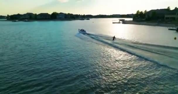 Vista Aérea Del Hombre Wakeboarding Lago Atardecer Wakeboarding Lago Detrás — Vídeos de Stock
