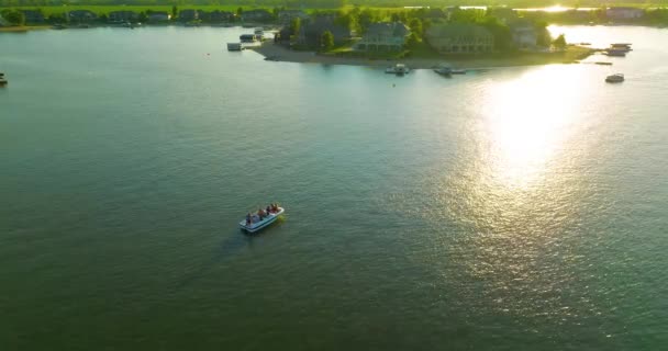 Μια Βάρκα Κάθεται Στο Νερό Ενώ Μια Άλλη Κινείται Αργά — Αρχείο Βίντεο
