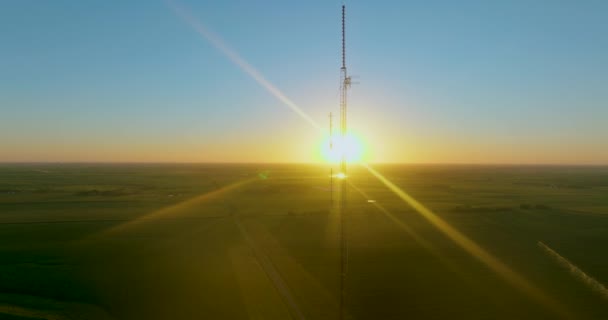 以玉米田和透气塔为代表的农村景观全景展望 有日落的玉米地 摄影机缓缓地降落在塔下 — 图库视频影像