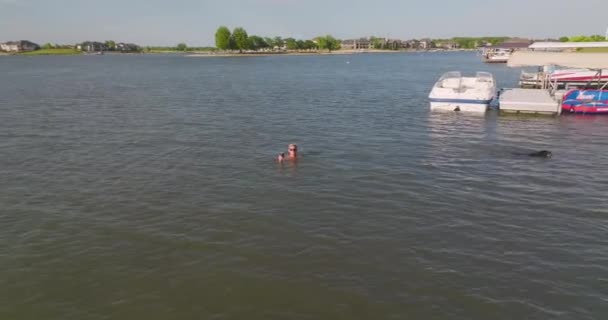 Lipca 2022 Waterloo Usa Jay Arnsperger Trzymający Piwo Podczas Kąpieli — Wideo stockowe