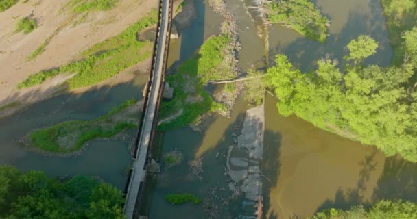 Water Stroomt Langs Kleine Blauwe Rivier Camera Beweegt Naar Boven — Stockvideo