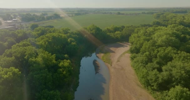 Sebuah Pemandangan Udara Dari Sungai Biru Kecil Nebraska Kamera Bergerak — Stok Video