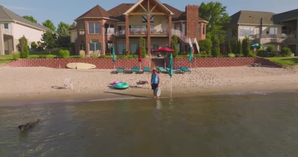 Juillet 2022 Waterloo Usa Homme Lance Une Balle Dans Lac — Video