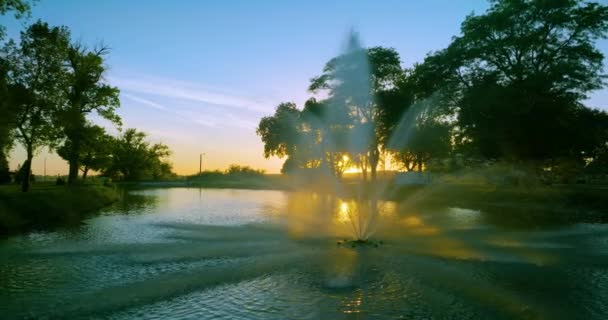Een Waterfontein Met Achtergrond Zonsondergang Camera Beweegt Langzaam Van Rechts — Stockvideo