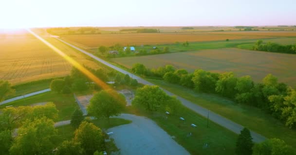 Заходящее Солнце Сельскохозяйственными Угодьями Камера Смотрит Вправо Показывая Больше Ферм — стоковое видео