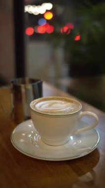 Köpüklü bir fincan kahve.