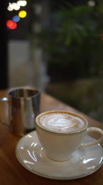 Köpüklü bir fincan kahve.